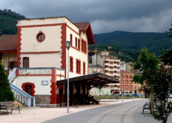 Tragedia en Mieres: un conductor pierde la vida tras estrellarse con su coche contra una vivienda
