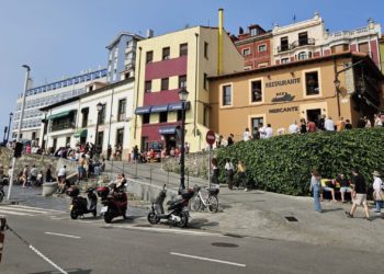 El rechazo de Cimavilla a la grada del Cholo recibe refuerzos políticos y vecinales mientras el Ayuntamiento sigue adelante