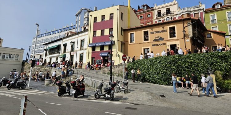 El rechazo de Cimavilla a la grada del Cholo recibe refuerzos políticos y vecinales mientras el Ayuntamiento sigue adelante