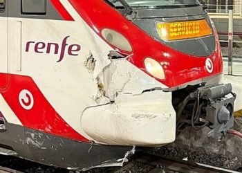 La mala suerte ferroviaria llega a Asturias: un ‘argayu’ y un tronco caído bloquean dos líneas de Cercanías