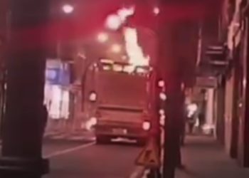 VÍDEO | Arde el contenido de un camión de COGERSA mientras transitaba por el centro de Gijón