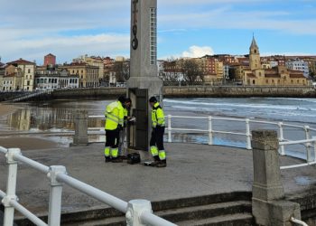 VÍDEO | Las 11.17… ¿A las 11.57? El desfase horario que ha obligado a ‘destripar’ el reloj de ‘La Escalerona’
