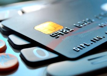 Roban una tarjeta de crédito, se lanzan a comprar… Y acaban detenidos por consumistas: enfado y risión en Gijón