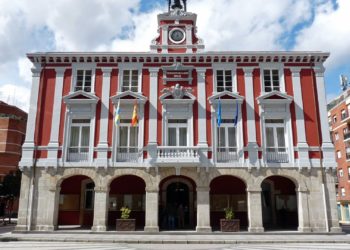 Polémica en Mieres: el Ayuntamiento prohíbe cantar, tararear y escuchar música a sus trabajadores
