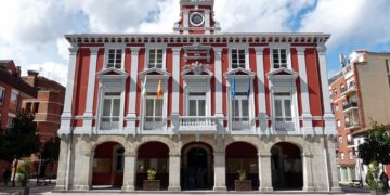 Polémica en Mieres: el Ayuntamiento prohíbe cantar, tararear y escuchar música a sus trabajadores