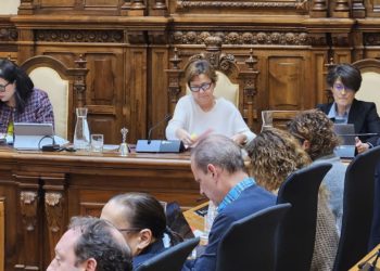 Turismo, transporte, vivienda… La sima entre Gobierno y oposición crece en Gijón a dieciséis meses de las elecciones