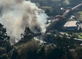 Declarado un incendio en una de las cintas transportadoras de Arcelor, en Gijón