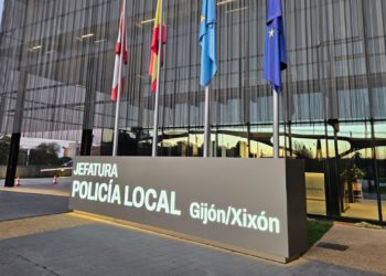 Maltrata a un cachorro, se encara con los policías y acaba detenida por agredir a un agente: noche agitada en Gijón