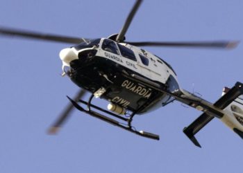 El viento da una tregua y permite a la Guardia Civil desplegar su helicóptero de búsqueda en Coaña