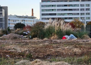 El voto de Moriyón da al traste con la propuesta del PSOE para ampliar la lucha contra el ‘sinhogarismo’ en Gijón