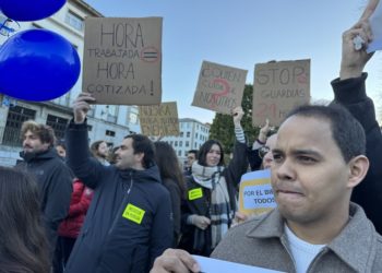 Galería | Los médicos asturianos toman el centro de Oviedo: «No estamos pidiendo dinero, sino dignidad profesional»