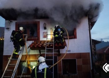Un incendio en Piloña calcina una casa y provoca quemaduras a un hombre