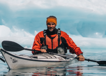 Craviotto pone pie en Groenlandia para descubrir los orígenes del piragüismo: «Me recordó a los Lagos»