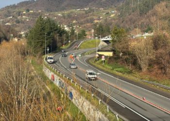Un vehículo vuelca cerca de la vía del tren en el corredor del Nalón y bloquea el servicio por más de 2 horas