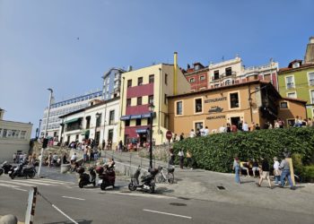 El rechazo de Cimavilla a la grada del Cholo recibe refuerzos políticos y vecinales mientras el Ayuntamiento sigue adelante