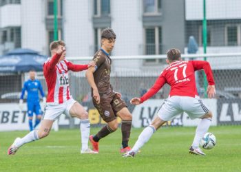 ¿Te pagan por jugar al fútbol? Asturias lanza una oferta “real” para futbolistas y casi nadie se ha enterado