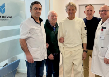 Jesús Calleja visita el Hospital Ribera Covadonga de Gijón acompañando a su padre