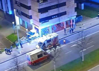 Impacto mortal en Gijón: una grúa sin control deja dos muertos tras estrellarse contra un local