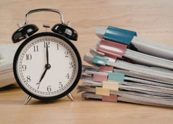 Llegar tarde tiene consecuencias: la Justicia respalda retirar el plus de presencia