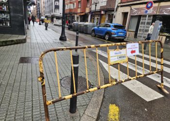 Un tramo de Marqués de Casa Valdés permanece cortado al tráfico este lunes