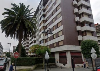 Un incendio en una vivienda de El Bibio se salda con una persona con quemaduras y otra intoxicada por humo