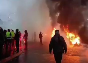 Fuego e ira en Navia: la plantilla de ENCE se concentra en el primer día de huelga, dispuesta a «no rendirnos»