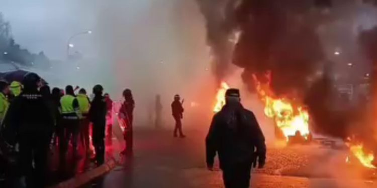 Fuego e ira en Navia: la plantilla de ENCE se concentra en el primer día de huelga, dispuesta a «no rendirnos»