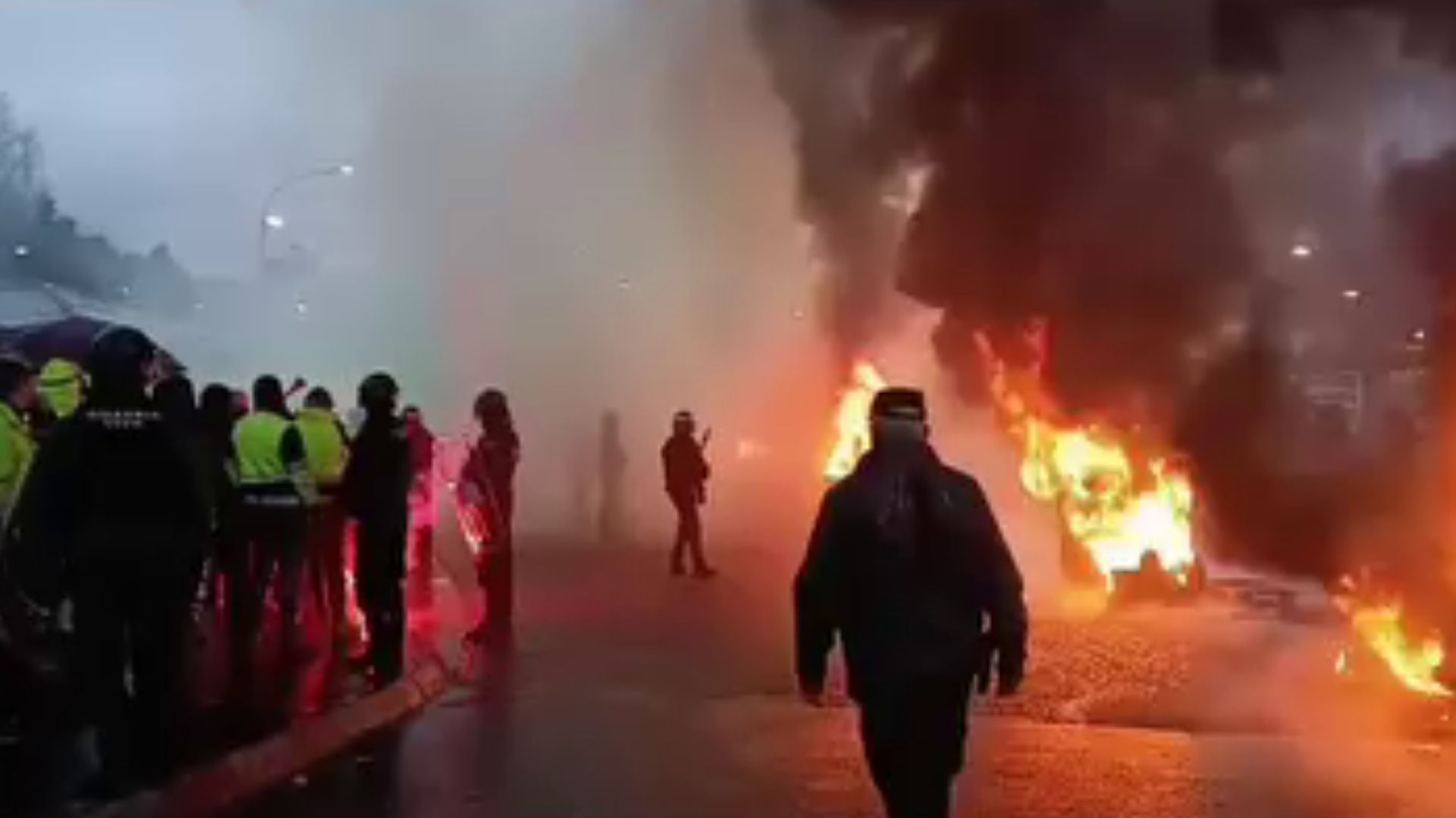 Fuego e ira en Navia: la plantilla de ENCE se concentra en el primer ...