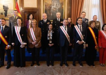 Defensa condecora a los alcaldes de los municipios que albergaron los últimos DIFAS, incluidos Gijón y Oviedo