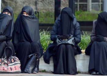 Vox pone su atención en prendas como el ‘nicab’ y pide regular el acceso con ellas a los espacios municipales