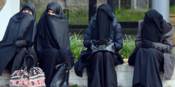 Vox pone su atención en prendas como el ‘nicab’ y pide regular el acceso con ellas a los espacios municipales