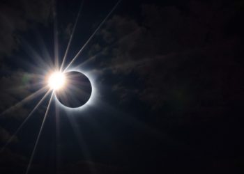 Charlas, sesiones de observación… Y gafas, claro: Gijón abrirá boca en abril de cara al gran eclipse de agosto