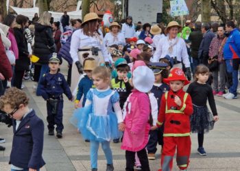 Las protestas de los vecinos de Barredos se ‘colarán’ hoy en el Antroxu de Laviana