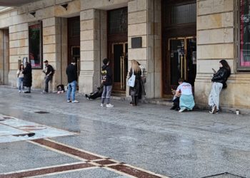 ¿Esperar hasta las once de la noche? ¡Eso no va con el Antroxu! Las charangas ya hacen cola en el Jovellanos