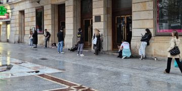 ¿Esperar hasta las once de la noche? ¡Eso no va con el Antroxu! Las charangas ya hacen cola en el Jovellanos