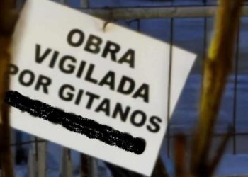 Racismo ‘de andamio’ en Nuevo Gijón: un cartel con la leyenda «Obra vigilada por gitanos» indigna al barrio