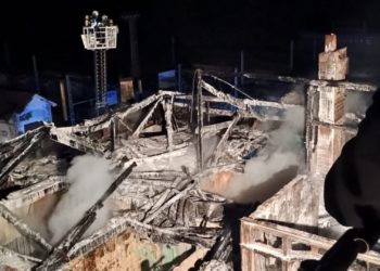 Cierre de semana agitado en Pravia: arde una casa deshabitada próxima al Polígono de Salcedo