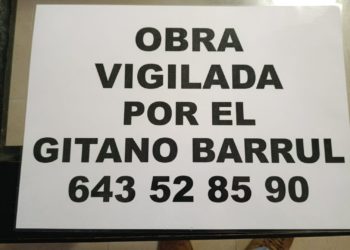 El autor del cartel «Obra vigilada por gitanos» sale al paso de las críticas: «Ha sido un error de imprenta»