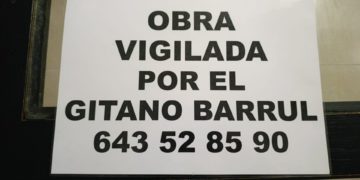 El autor del cartel «Obra vigilada por gitanos» sale al paso de las críticas: «Ha sido un error de imprenta»
