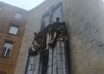 Unos optan por las firmas, otros por manifestarse: el ‘Simancas’ ensancha la brecha ideológica en Gijón