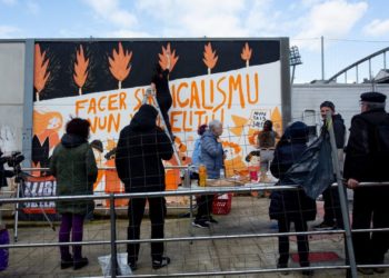 La ‘ola naranja’ de ‘Las 6 de La Suiza’ baña Langreo en forma de mural colectivo