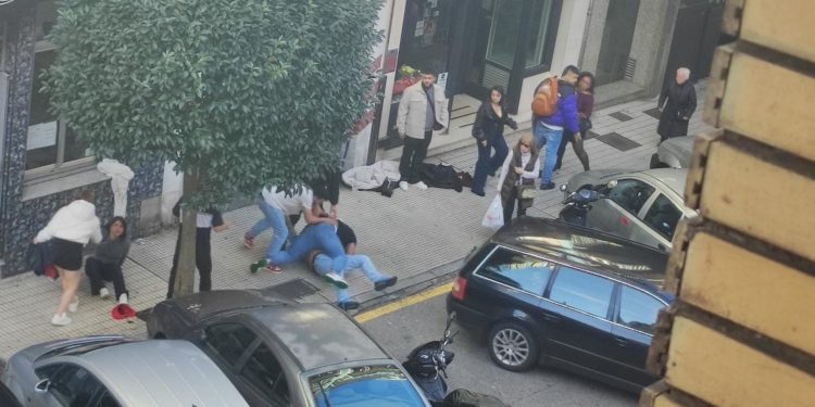 VÍDEO | A golpe y porrazo en El Llano: una multitudinaria pelea en la calle Roncal obliga a intervenir a la Policía Nacional