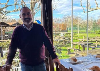 Visita Gijón premia Luis Meana, veterano dueño del merendero El Cruce, por su trayectoria profesional