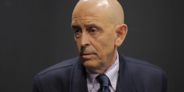 «Cuanto más se complejiza el mundo, más falta hace la filosofía», expresa David Alvargonzález