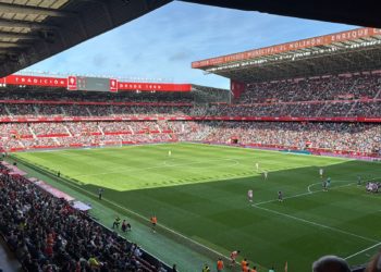 La carga policial en el fondo visitante de El Molinón finalizó sin detenidos y con un expulsado