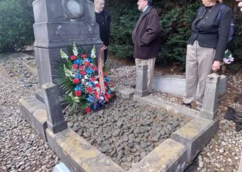 Gijón homenajea a Magnus Blikstad en el centenario de su muerte recuperando una placa para el monumento funerario de su hijo