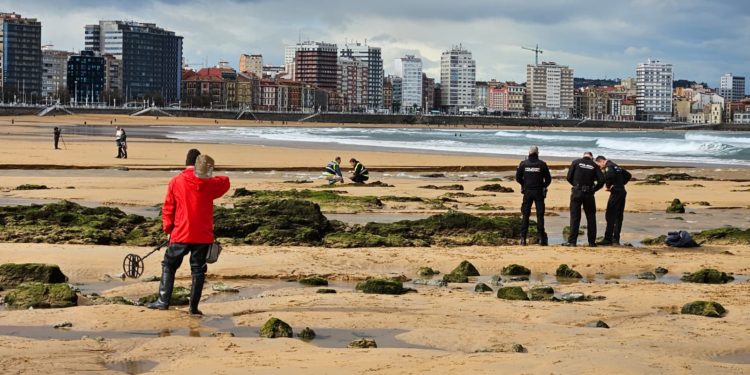 Sorpresa en la arena de San Lorenzo: aparece un obús en la desembocadura del Piles