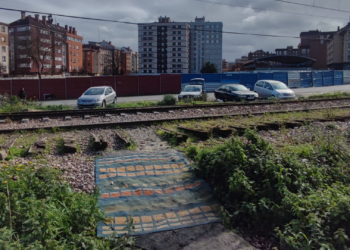 El vallado de las vías entre La Calzada y El Lauredal indigna a los vecinos: «Es una ocurrencia de alguien que no conoce la zona»