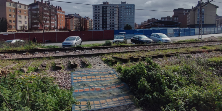 El vallado de las vías entre La Calzada y El Lauredal indigna a los vecinos: «Es una ocurrencia de alguien que no conoce la zona»