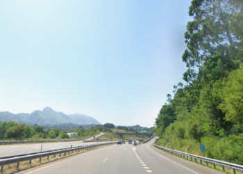 Un camionero de 55 años muere en Llanes al volante mientras conducía por la Autovía del Cantábrico